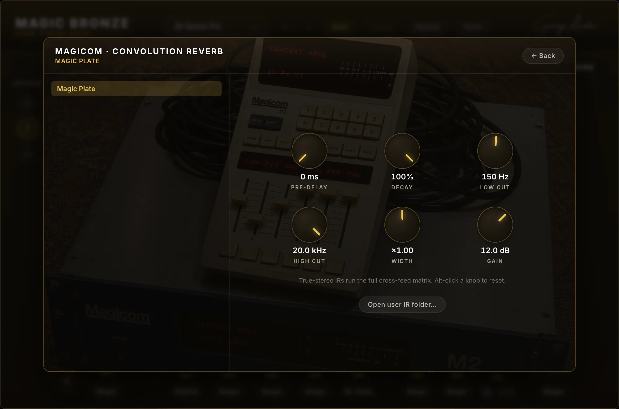 Editor MAGICOM aberto sobre o plugin: lista das famílias autorais (Magic Plate, Big Plate, Dark Chamber, Room) à esquerda e knobs de pre-delay, decay, filtros, largura e ganho à direita.