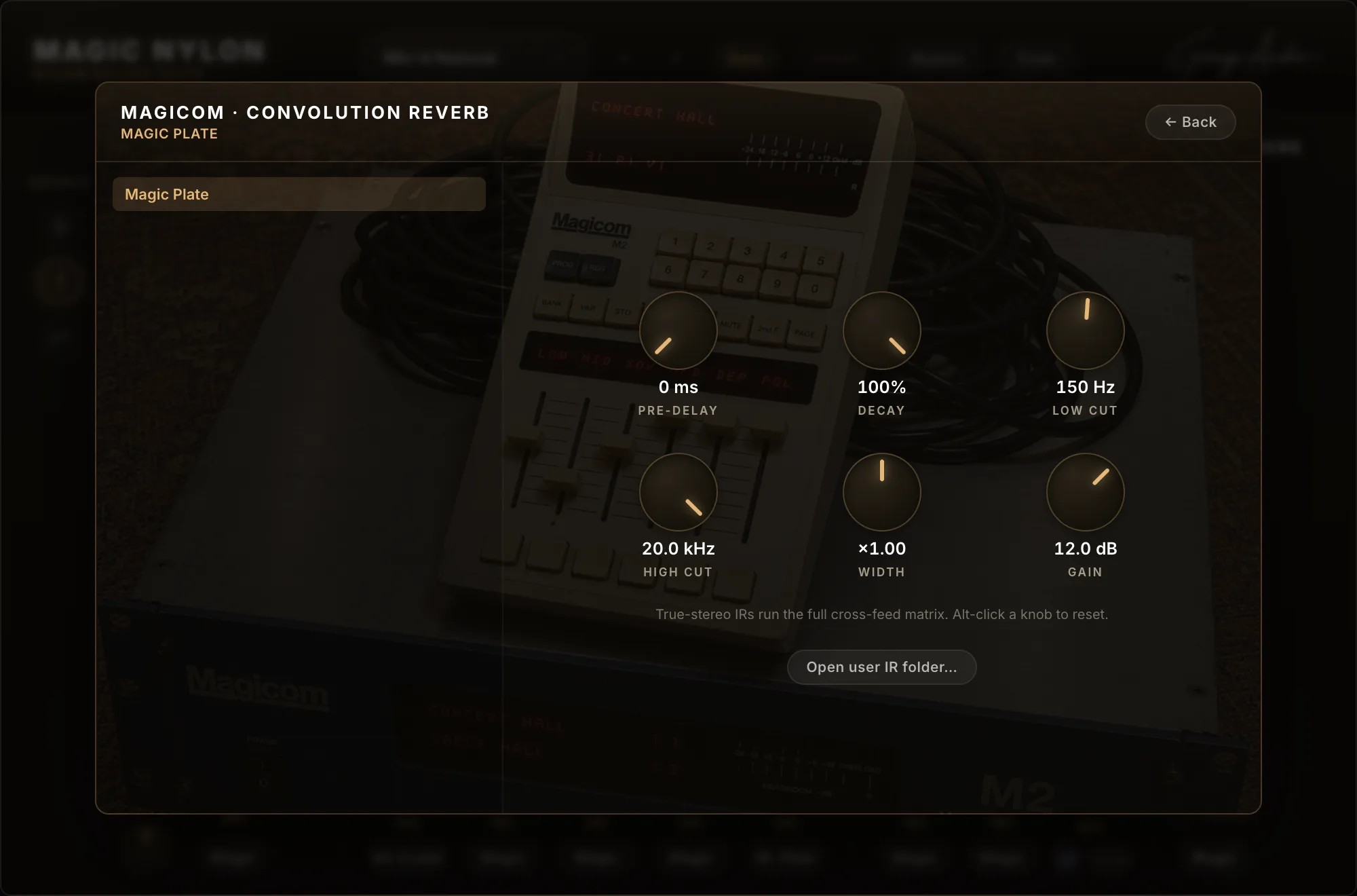 Editor MAGICOM aberto sobre o plugin: lista das famílias autorais (Magic Plate, Big Plate, Dark Chamber, Room) à esquerda e knobs de pre-delay, decay, filtros, largura e ganho à direita.