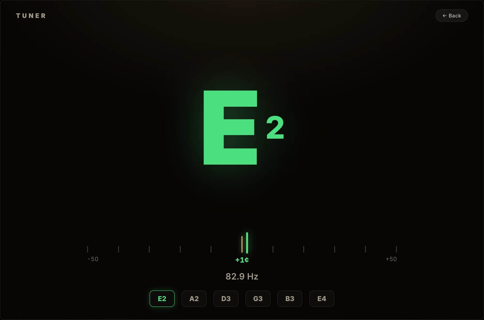 Afinador de página inteira do Magic Nylon: nota E2 em verde, desvio de +1 centésimo, 82.9 Hz e as seis cordas E2, A2, D3, G3, B3 e E4 na base da tela.