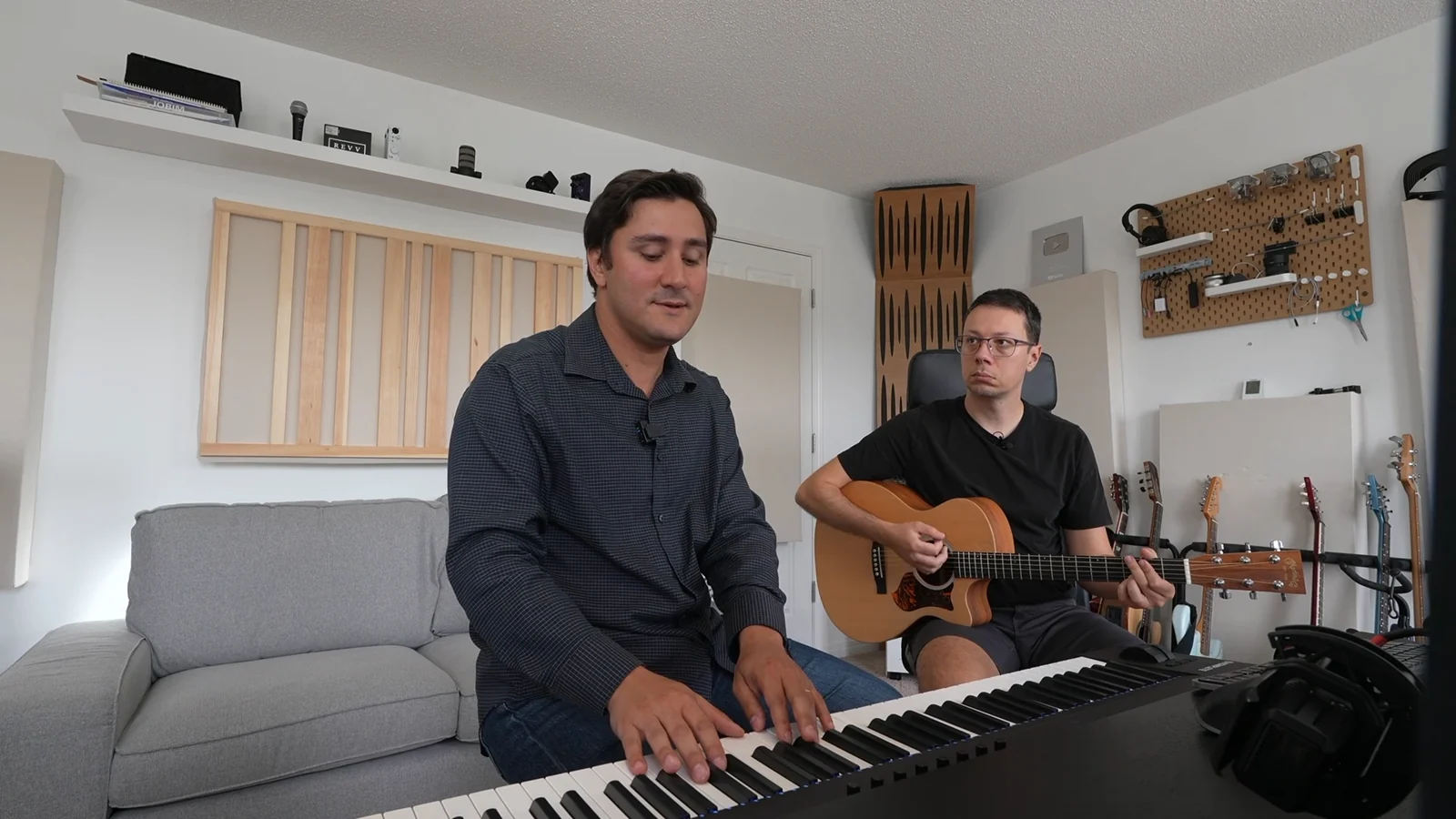 Denis Nassar ao teclado e Chrys Gringo ao violão, tocando juntos no estúdio